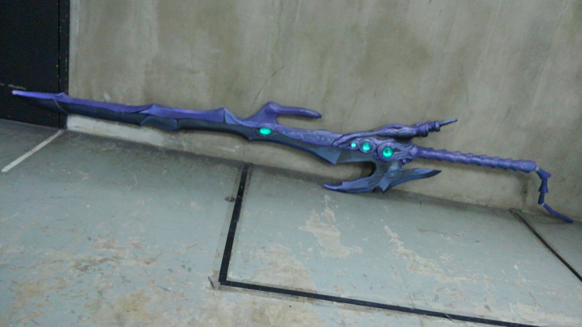 MaterealCraft's tweet photo. オッドエンタテインメント「舞台　サイレントメビウス」で主人公の香津美・リキュールの武器、剣皇グロスポリナー。基本造形やベース着色をMATE-REALが担当し、原作・麻宮騎亜先生自らがこだわりの陰影を追加。
https://t.co/hrSSuM6pS8