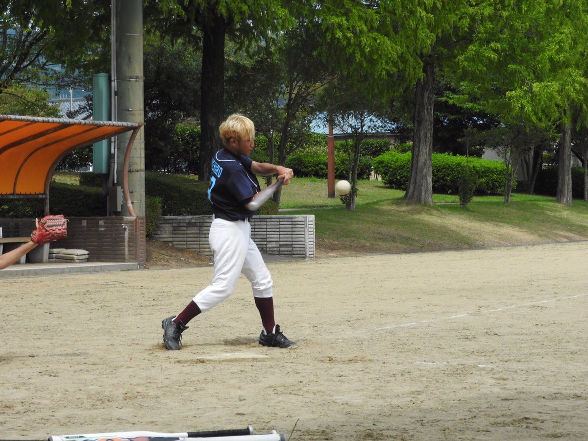 京都インカレソフトボールサークル Aquamarine 選手紹介 Vol 17 田本 貴大 同志社大学 法律学科 2回 投 内 伸びのある直球が売りのアクアマリンのエースピッチャー パンチ力のある打撃で試合ではクリーンナップを任せられる ソフトボールに対する