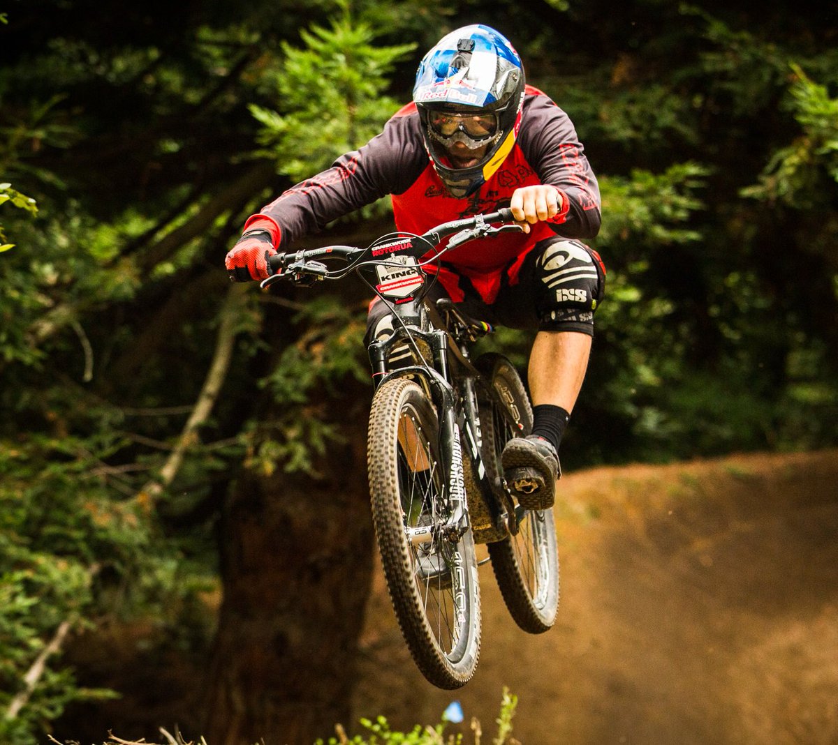 Thirty7even_t7n's tweet photo. Straight to the finish line with a 2nd place for T7N´s @TomSlavik at the @Crankworx Air Downhill.
#MTB | #Mountainbike | #Bike https://t.co/fXH8Qx9nkU
