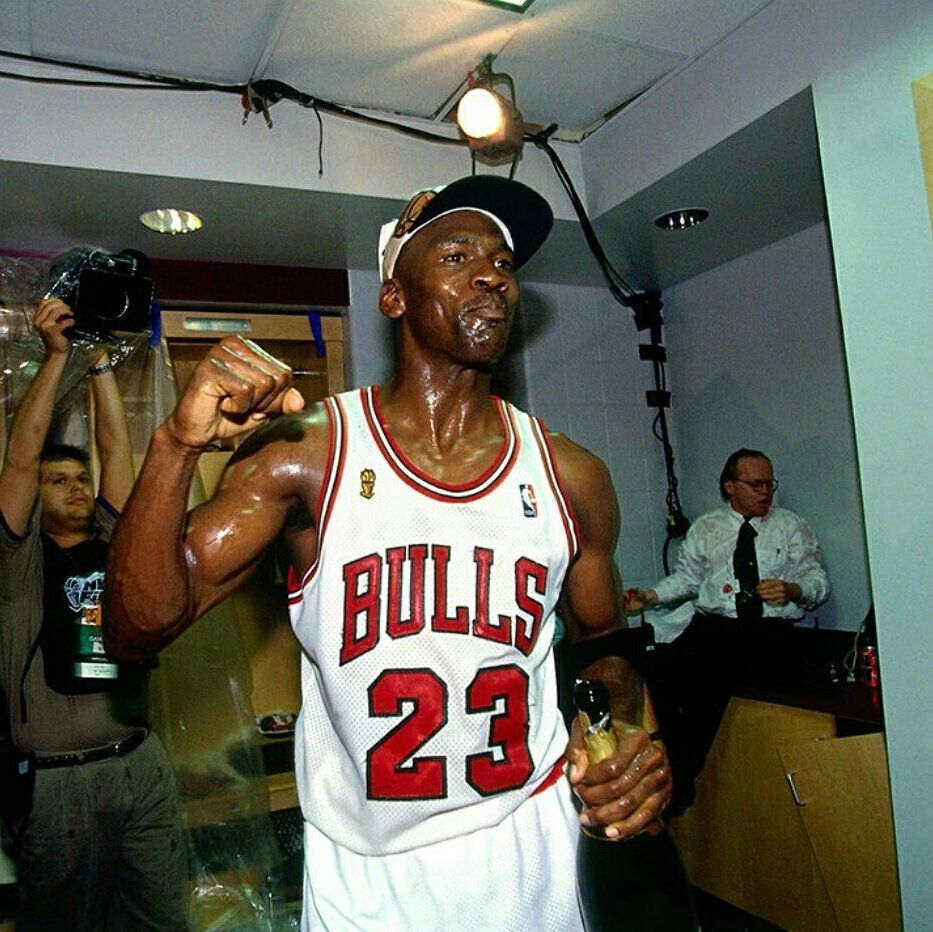 HeyDayNBA's tweet photo. Championships are forever. #MJMONDAYS https://t.co/y4d5xZA8Y7