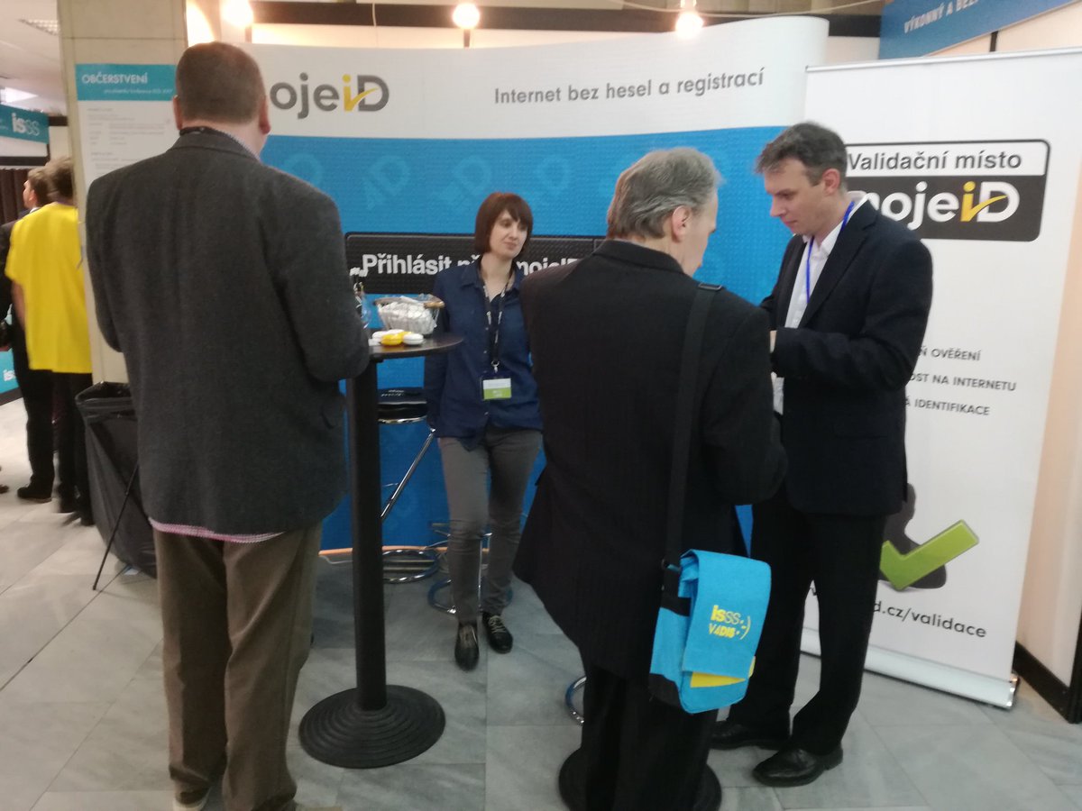 Korodka's tweet photo. Stánek mojeID s možností nejvyššího stupně ověření, tzv. validace tu bude po celé dva dny #mojeid #validace #ISSS2017 https://t.co/OCokDj1YQD