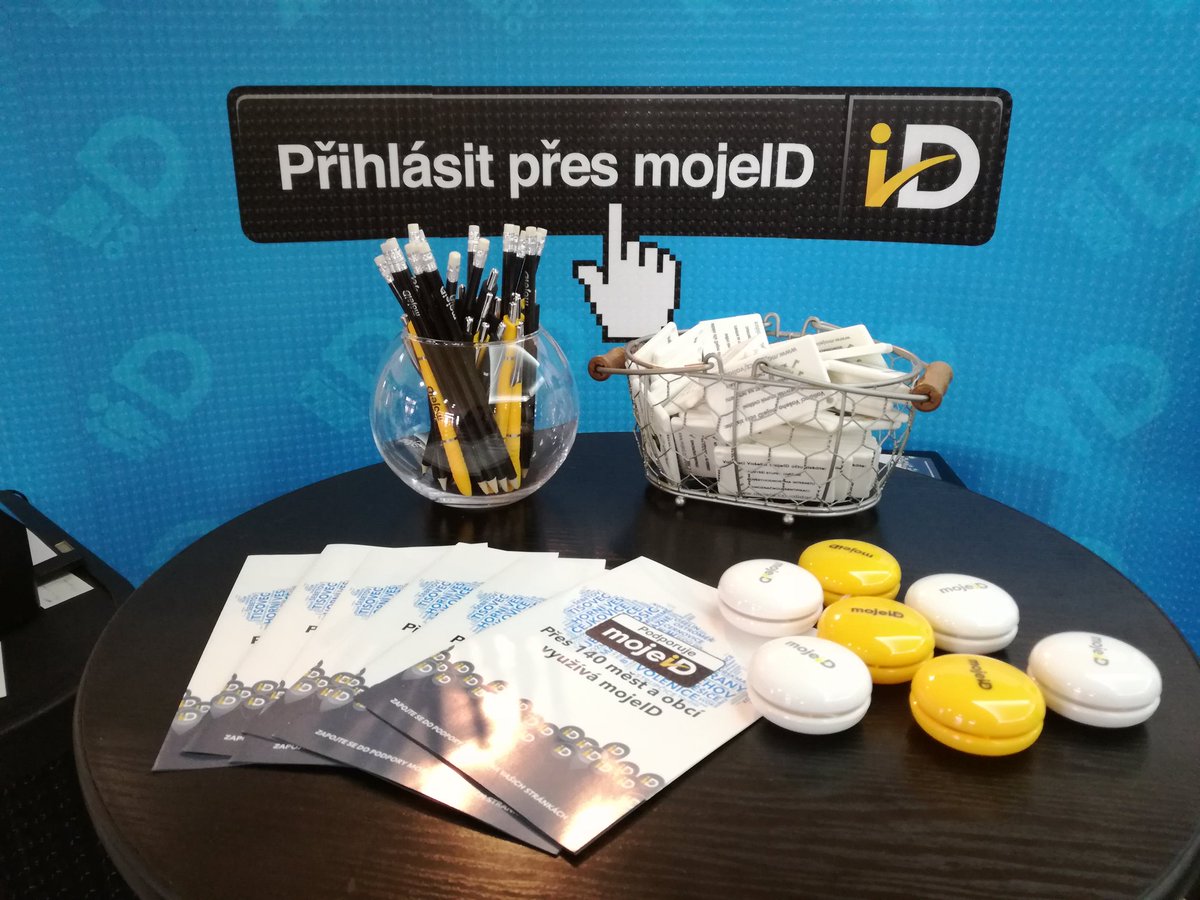 Korodka's tweet photo. Stánek mojeID s možností nejvyššího stupně ověření, tzv. validace tu bude po celé dva dny #mojeid #validace #ISSS2017 https://t.co/OCokDj1YQD
