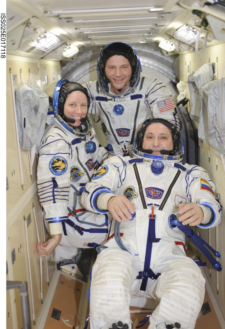 I_We_Gaia's tweet photo. @Astro_Wheels Did you have a crew reunion with Shannon and Fyodor in #StarCity?😉🍷 #СоюзТМА19 #ISS #Exp24/25🚀 https://t.co/8jzRZ6IIMc