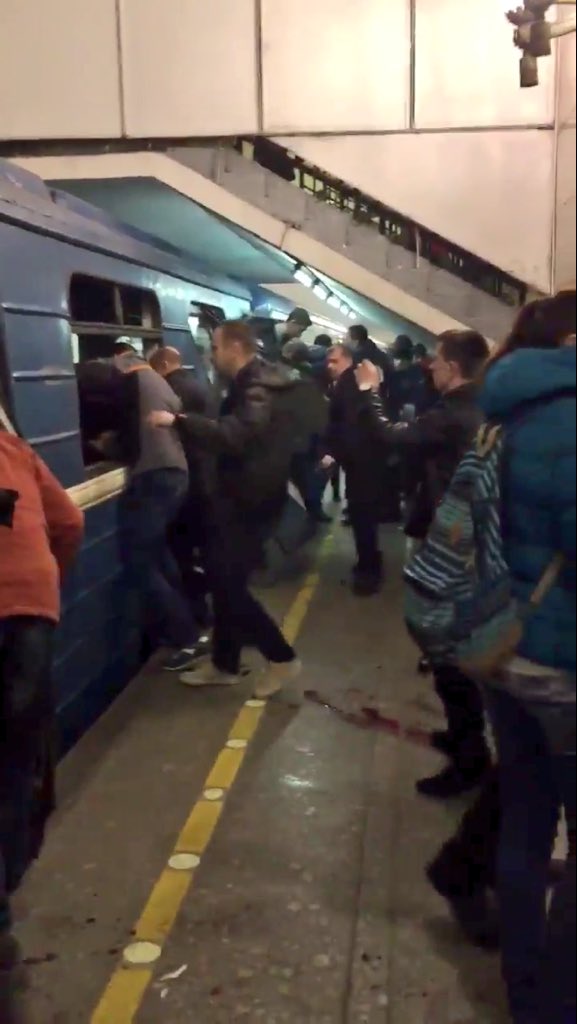 Brevesdepresse's tweet photo. 🔴🇷🇺Saint-Pétersbourg 
-Explosion dans le métro  
-Au moins 10 morts
-Plus de 50 blessés 
-3 stations fermées https://t.co/Kc2OIftjEB