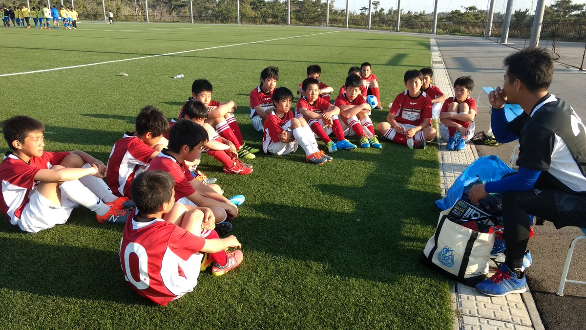 tsunsan's tweet photo. 負けてくやしい。相手が年上でも。自分たちが急造チームでも。

「明日は勝ちたい？」
全員が手を上げた。
「じゃあ、今日ダメだと気づいた点を話あおう」
真剣ミーティングして。
夜は切り替えて、みんなでバーベキューパーリー！パーリー https://t.co/Cmbtaf3lfL