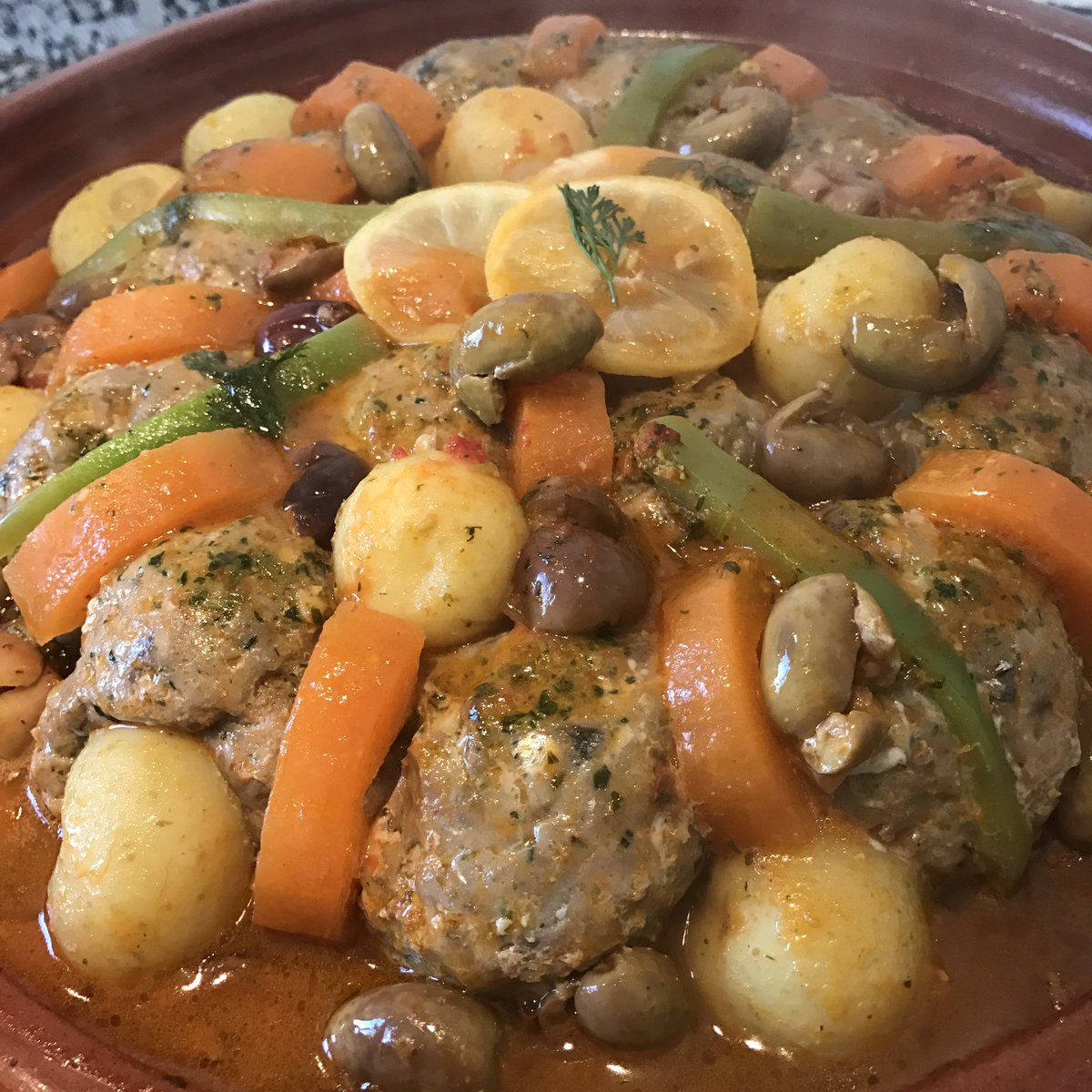 choumicha_ma's tweet photo. Tajine de boulettes de sardines aux légumes, avant et après la cuisson👌🏻 https://t.co/WiTSxFsPIE