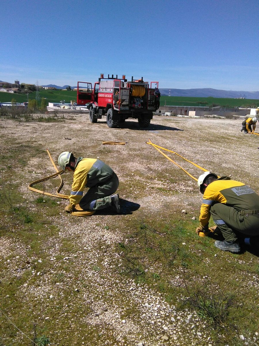 bomberos_na's tweet photo. Curso básico bombero forestal hoy líneas de defensa, hidráulica, instalaciones de mangueras @BomberosNavarra Campaña forestal 2017 https://t.co/GcJiBhe6R6