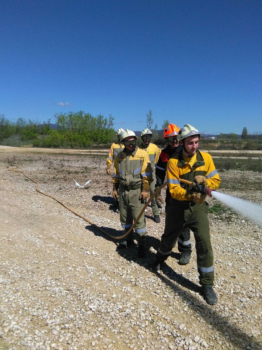 bomberos_na's tweet photo. Curso básico bombero forestal hoy líneas de defensa, hidráulica, instalaciones de mangueras @BomberosNavarra Campaña forestal 2017 https://t.co/GcJiBhe6R6