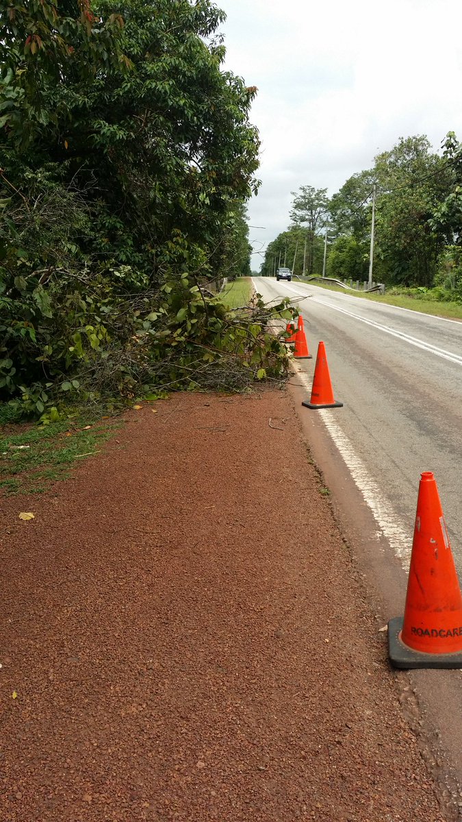 MuadzamP2's tweet photo. Kerja pembersihan pokok tumbang di FT011 sec.99
#teamroadcare
@Roadcare_Phg @JKRrompin https://t.co/X8AOtsu71o