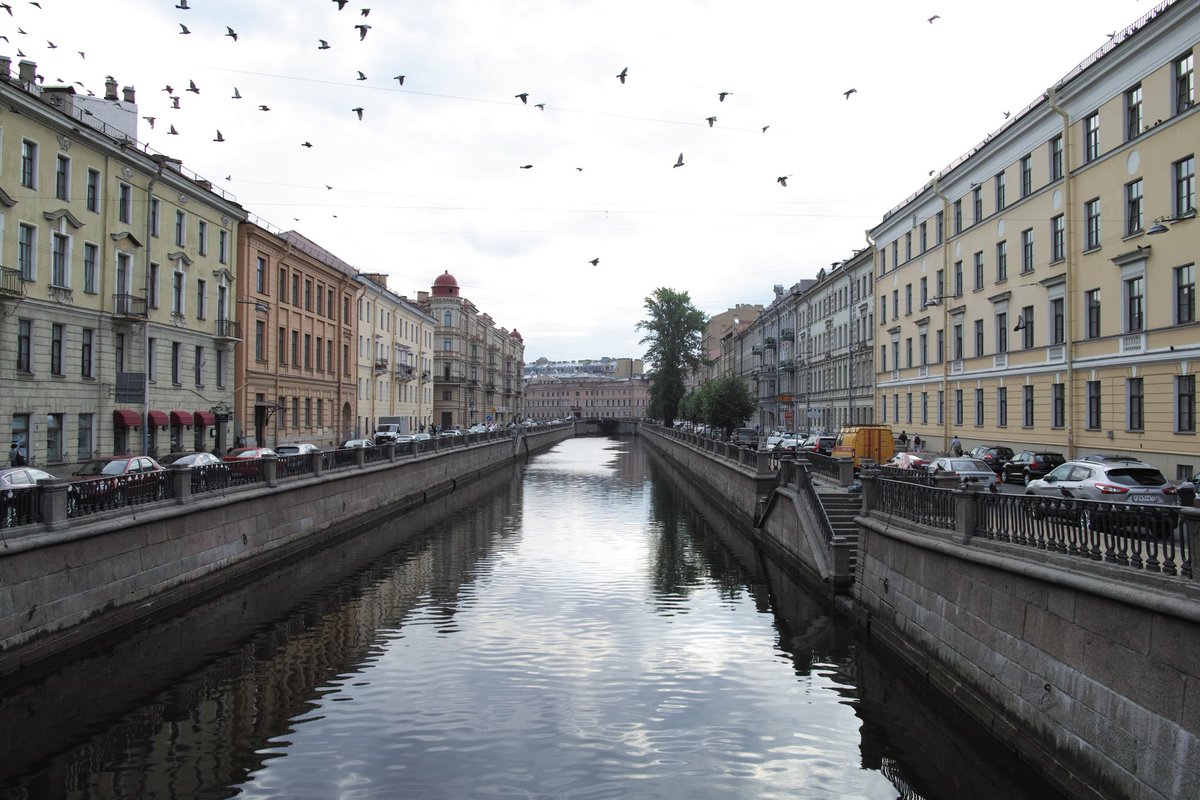 Ken サンクトペテルブルクの街並み ロシア というと 豪雪の町でおっちゃんがウオツカ飲んだくれてるイメージがあるかもしれませんが 夏は開放的で綺麗な町です