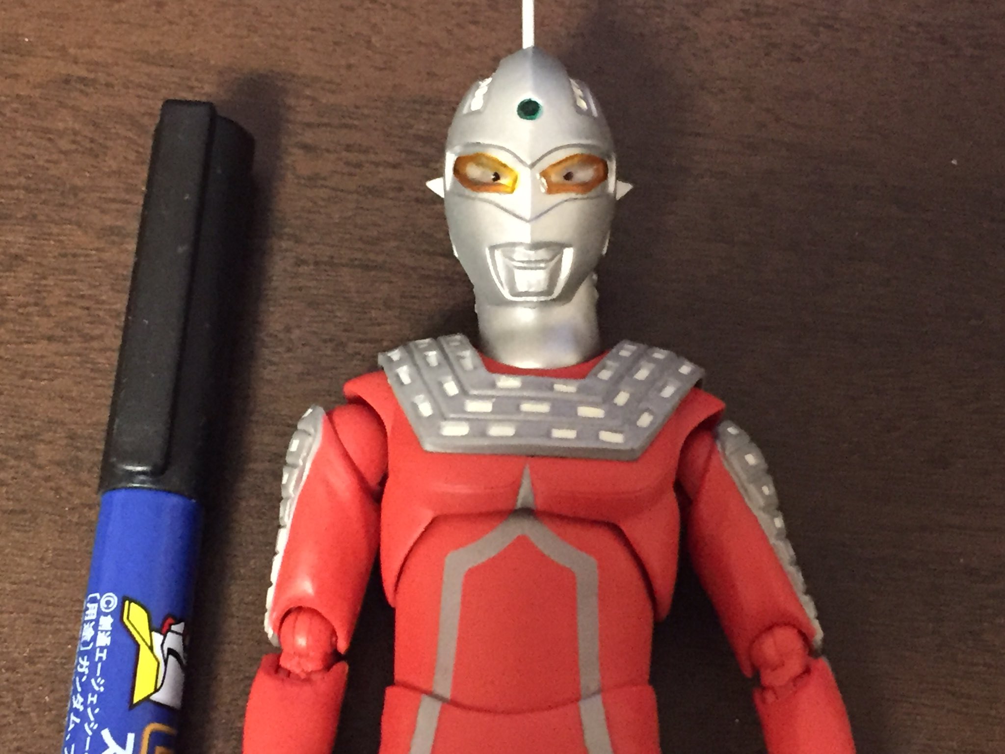 オル フィギュアーツ ウルトラセブンの目が違和感を感じたので修正 Twitterの先人の方々を参考に元々の黒目部分を薄め液を付けた爪楊枝で剥がす そしてガンダムマーカースミ入れペン極細の黒で塗る 薄っすらとモールドがあってフィットするのでそこまで