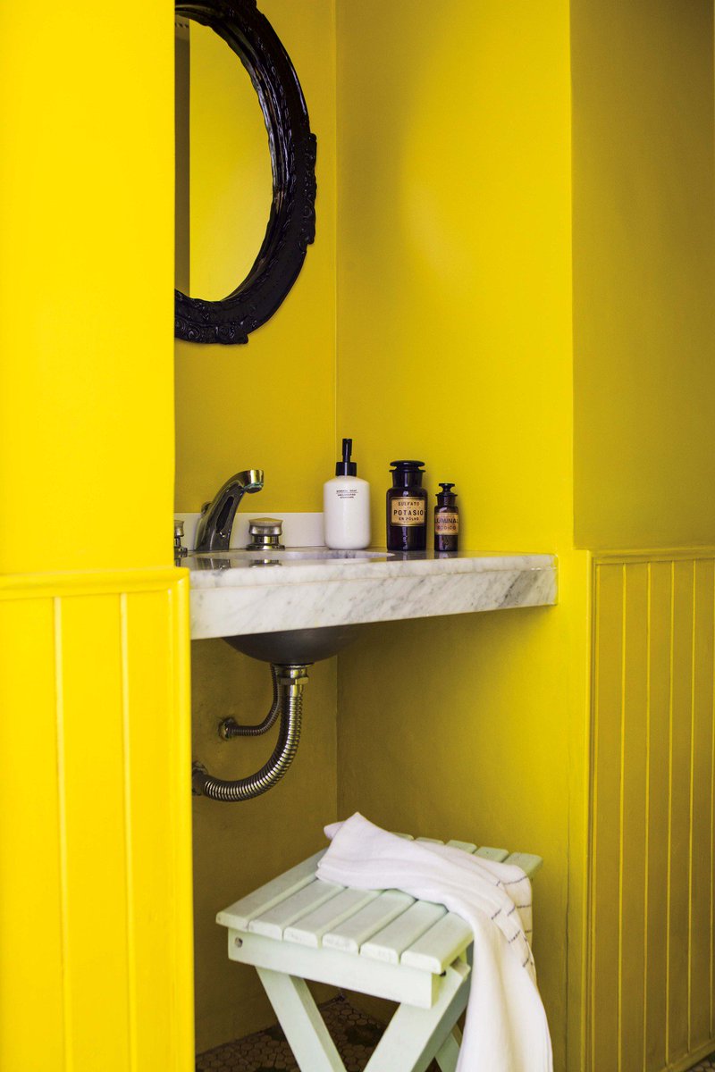 Shock de color matutino para arrancar la semana con mucha energía 💥. Parte de una luminosa reforma de #LivingAbril. #bañosLIVING