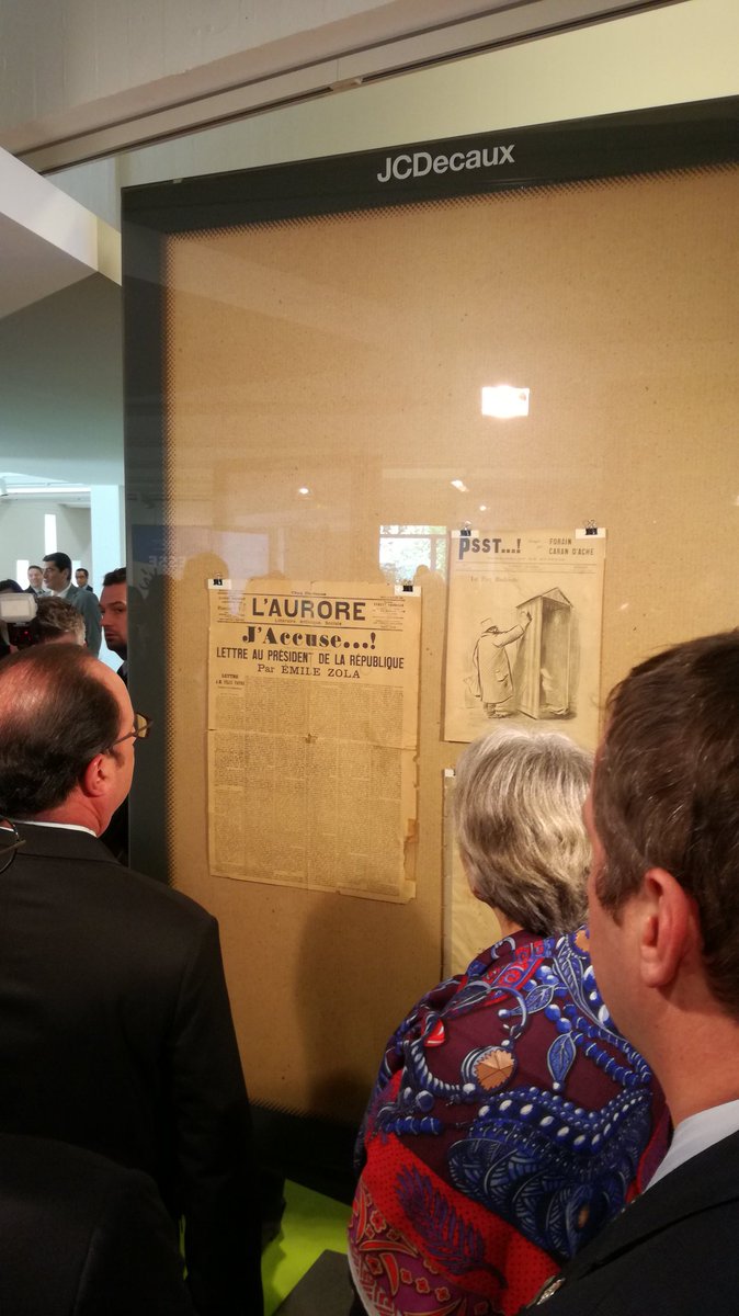 Elysee's tweet photo. Le président @fhollande visite l'exposition "la presse en liberté" à l' @UNESCO_fr https://t.co/bASq7YowVR