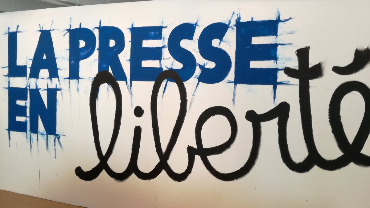 Elysee's tweet photo. Le président @fhollande visite l'exposition "la presse en liberté" à l' @UNESCO_fr https://t.co/bASq7YowVR