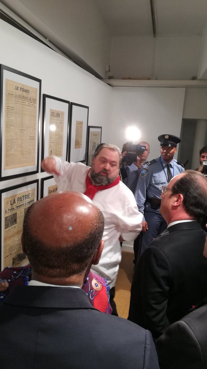 Elysee's tweet photo. Le président @fhollande visite l'exposition "la presse en liberté" à l' @UNESCO_fr https://t.co/bASq7YowVR