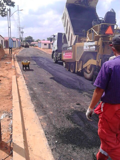 inframonagas's tweet photo. Un total de 1150 toneladas de asfalto se coloco en las ocho calles del Urbanismo Isis Ochoa en Alto Guri, en #Maturin @yelitzePSUV_ https://t.co/q7HZCTxM3Q