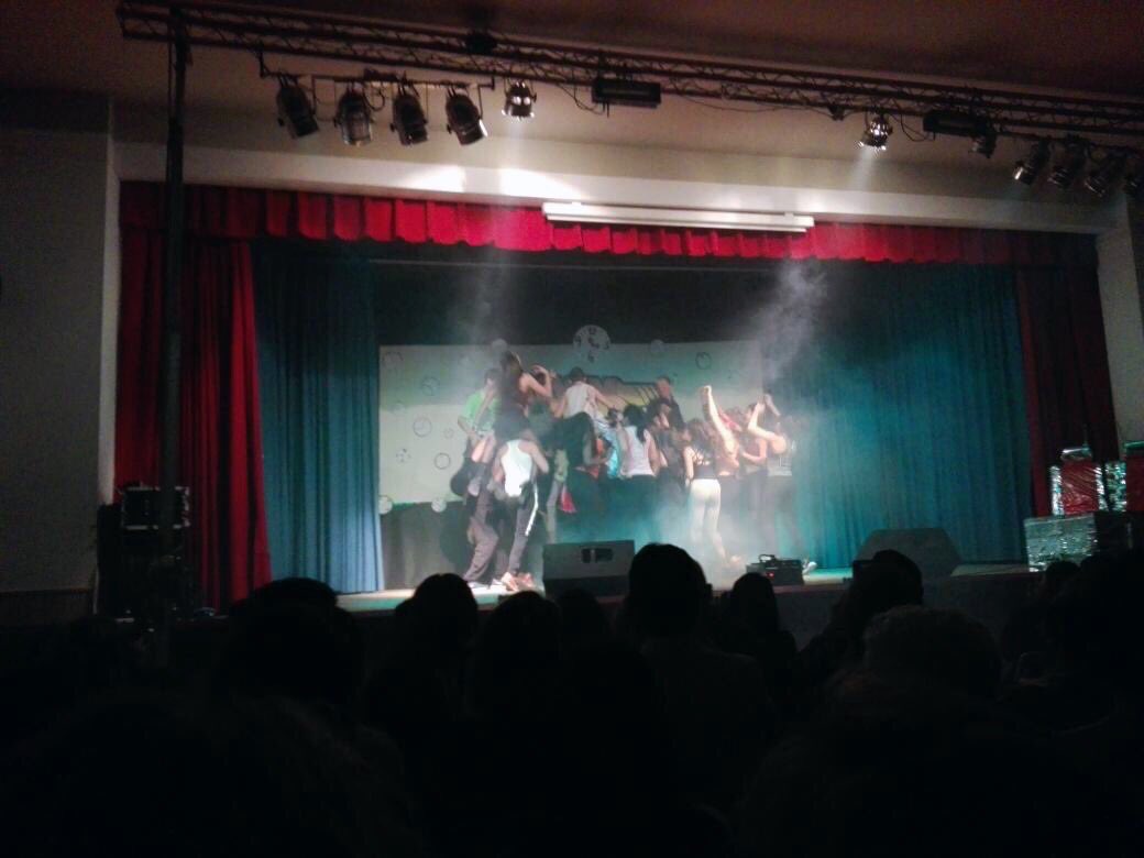 kadi_balde's tweet photo. My #EF4tFestival17 best moment was when we got together on the stage at the end. @EF4tESO @EscolapiesFIG https://t.co/5TpaZjgh1C