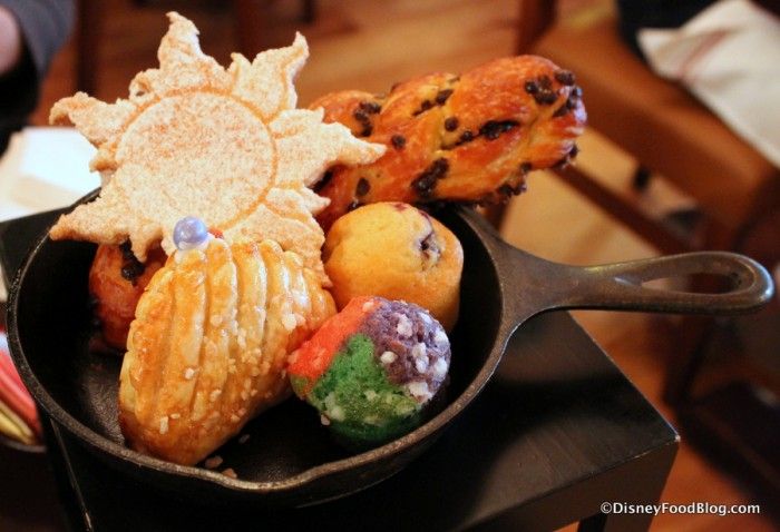 DisneyFoodBlog's tweet image. We review the New Rapunzel Bon Voyage Character Breakfast in Disney World!  buff.ly/2ot1JSX
