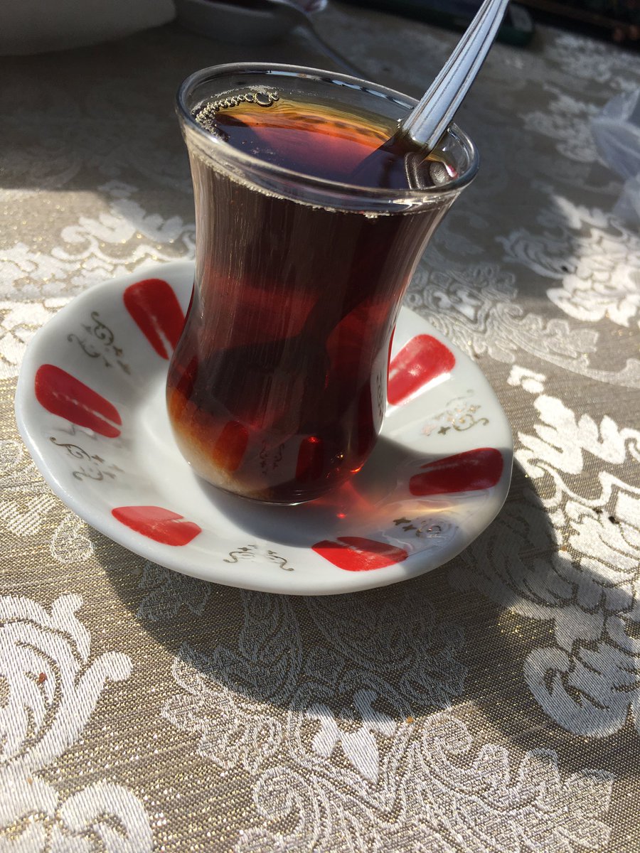 Demli istediğin halde abdest suyu gibi gelen kafe çaylarına inat zift gibi esnaf çayı❤