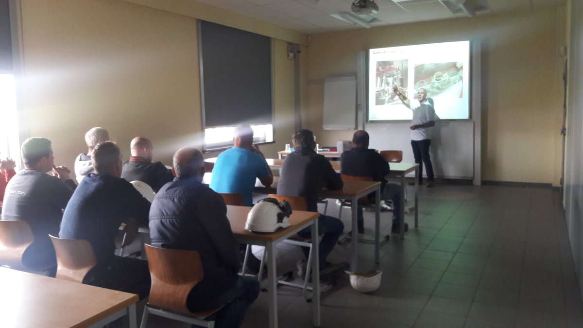 constructivbe's tweet photo. Constructiv-adviseurs tijdens opleidingsdag Groep @VanRoey_pro 31/3 over aanslaan lasten en collectieve valbeveiliging #VWOH #BasHarnas https://t.co/KQQZFyyOHQ