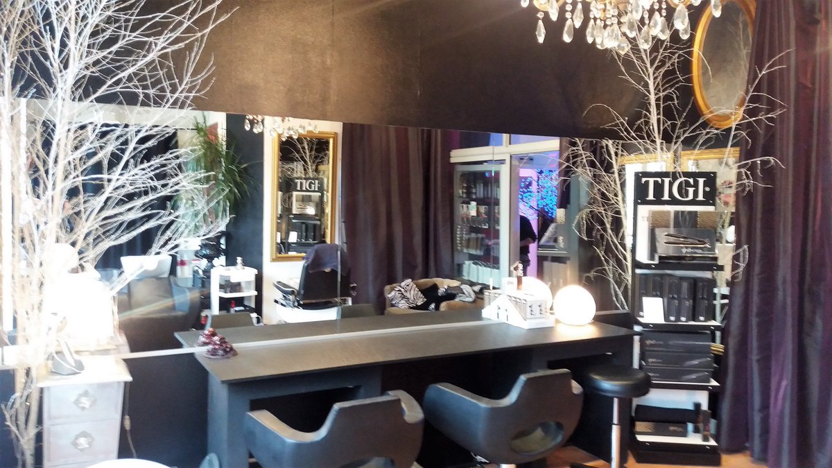 mdm_menuiseries's tweet photo. Mise en place de miroirs dans un salon de coiffure du centre ville de Bordeaux.
Pose au mur et pose sur table avec bords biseautés adoucis. https://t.co/U6eBXDe8m5