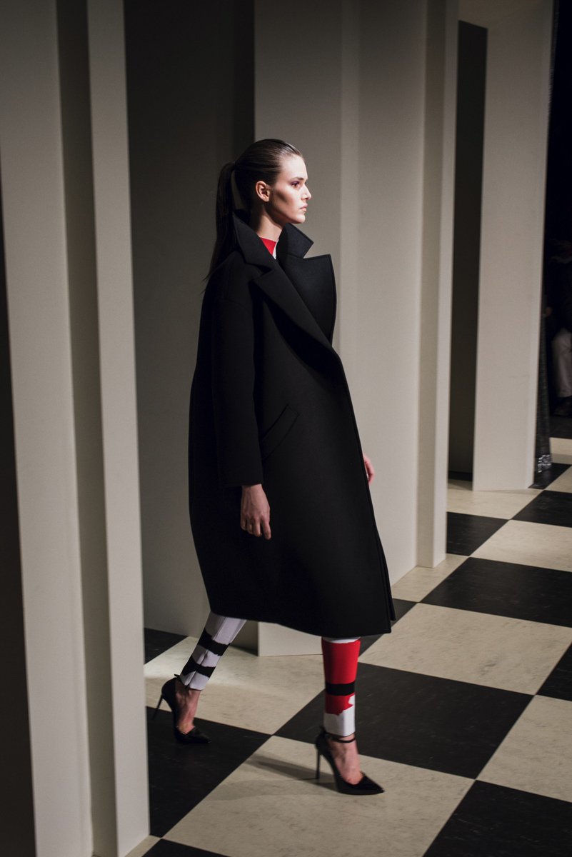 OscardelaRenta's tweet photo. Make a statement in the wool cashmere coat from #ODLRFall17 https://t.co/Z87HiZ1dzY