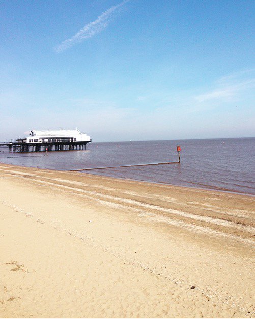 It's a glorious afternoon here in #Cleethorpes today! Just look at that beautiful <a href="/LincsSkies/">Lincolnshire Skies</a> 👌🏼