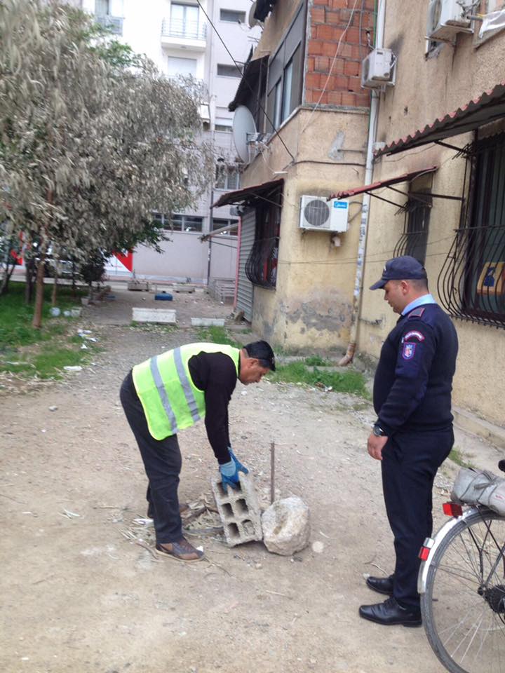 policia_bashkia's tweet photo. Sot puna ka vijuar në Rr:"Shefqet Musaraj" për heqjen e trekëndëshave metalik, me qëllim përvetësim hapësire. https://t.co/IiGWNX1caV