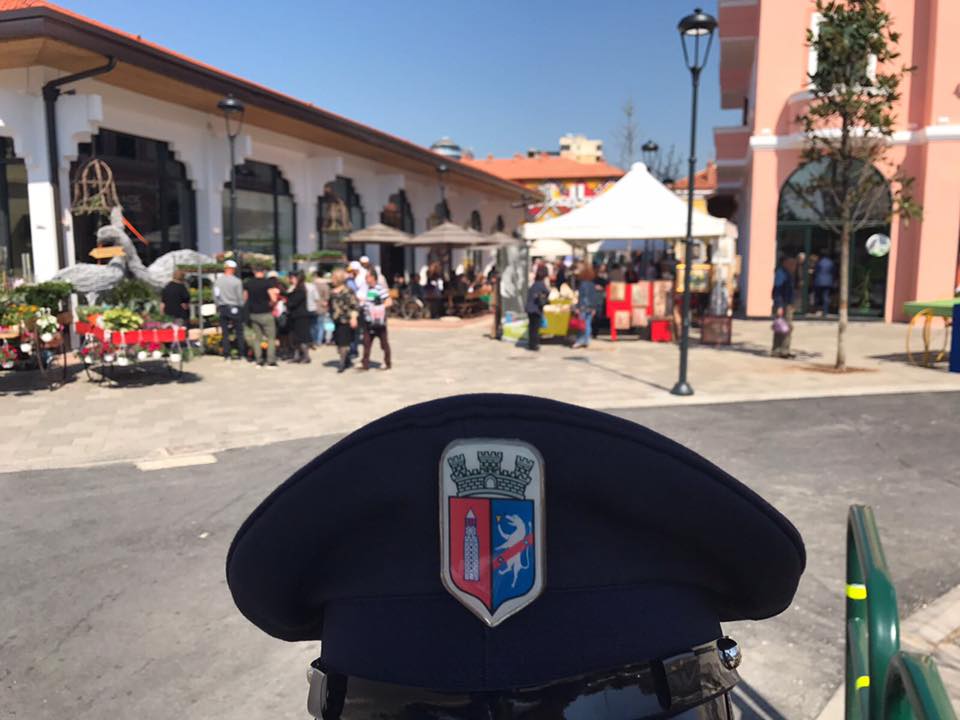 policia_bashkia's tweet photo. Policia Bashkiake gjatë kontrollit dhe marrjes së masave për respektimin e hapësirave publike. https://t.co/axjIOWStnv