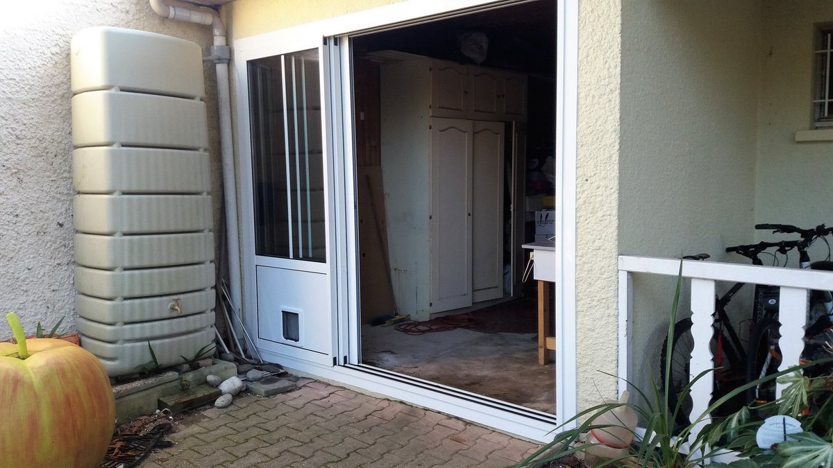 mdm_menuiseries's tweet photo. Remplacement d'une porte de garage en bois par des châssis coulissants alu blanc "type atelier" avec chatière incorporée. https://t.co/3SM4PupOPs