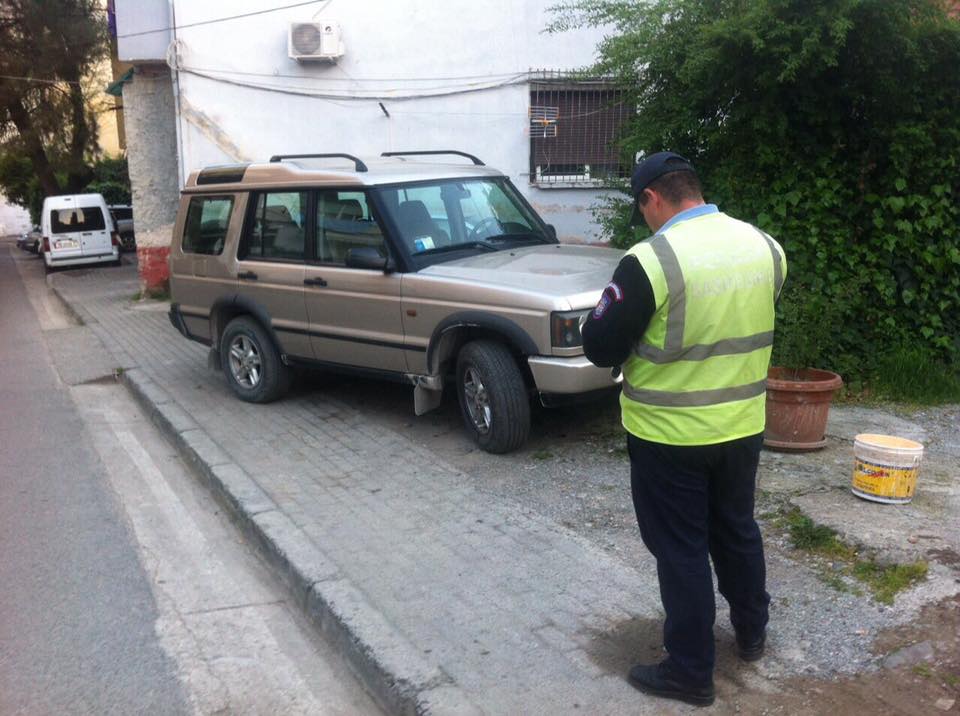 policia_bashkia's tweet photo. Janë marrë dhe do merren masa administrative sa herë të konstatohen parkime mbi trotuar. 
#TrotuariËshtëPërKëmbësorët https://t.co/04sHfOOAsC