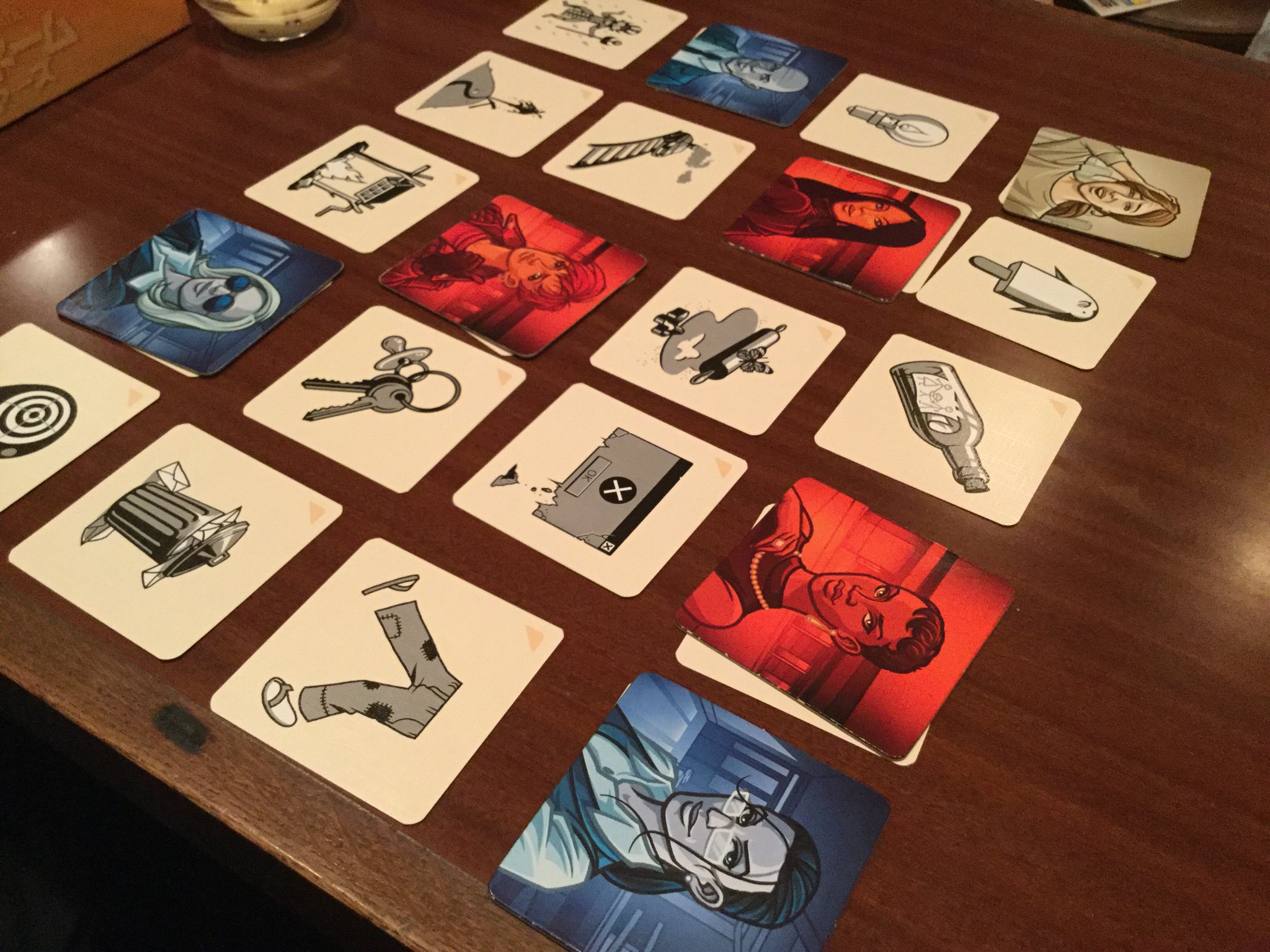 ひなた コードネームピクチャーズ 放課後さいころ倶楽部ででて来たコードネームのイラスト版 ひとつのイラストにいろんな要素が含まれてるので ボスやった時に要素に気付かず敵陣営のカードも含まれるキーワード言っちゃったりして ああああorz て