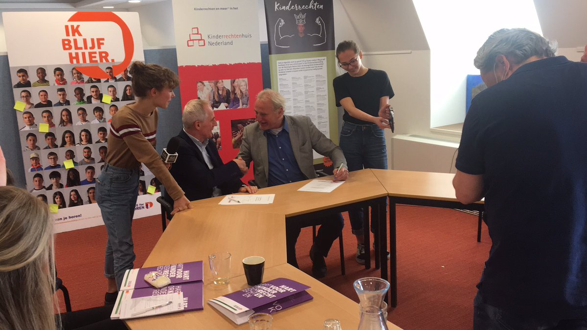 Golypoon's tweet photo. Samen nog effectiever tegen armoede! #kidsreporters doen verslag van ondertekening samenwerking van @kinderhulp en @DefenceChildren https://t.co/gFzvsEkQsc