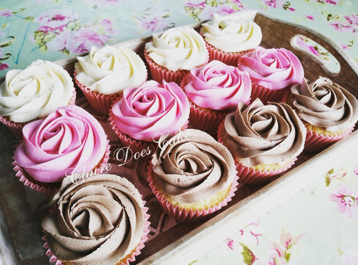 clairedoescake's tweet photo. #Neapolitancupcakes to brighten up a dreary Monday! Which one would you choose? https://t.co/8Qbc68QIna