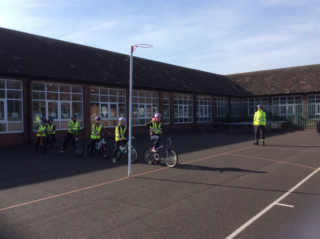 WellfieldMiddle's tweet photo. Fantastic weather for cycling @SportNT #BikeabilityLevel2 #WMSActive #SafetyFirst https://t.co/PCCeDUuh4t