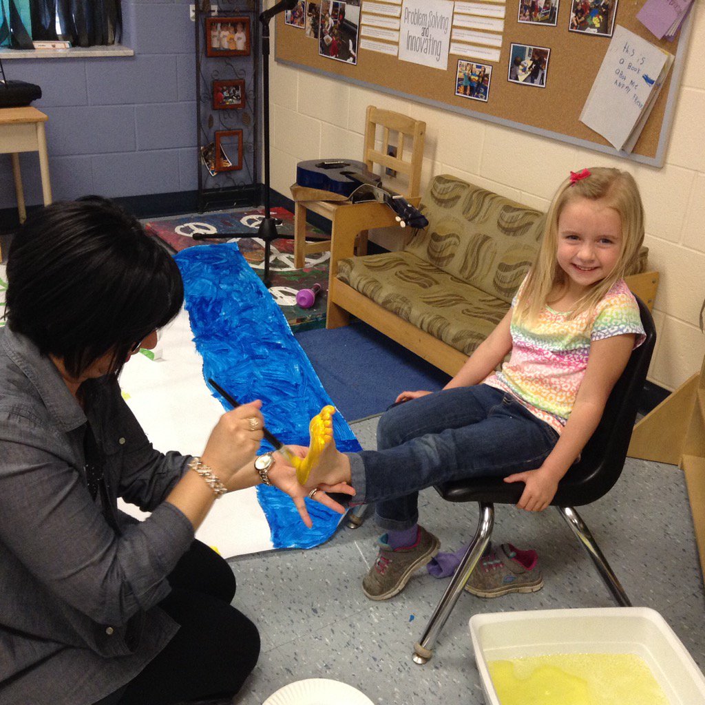 LPSKinderkids's tweet photo. Someone is ticklish! #footpainting #springmural https://t.co/as14H54trN