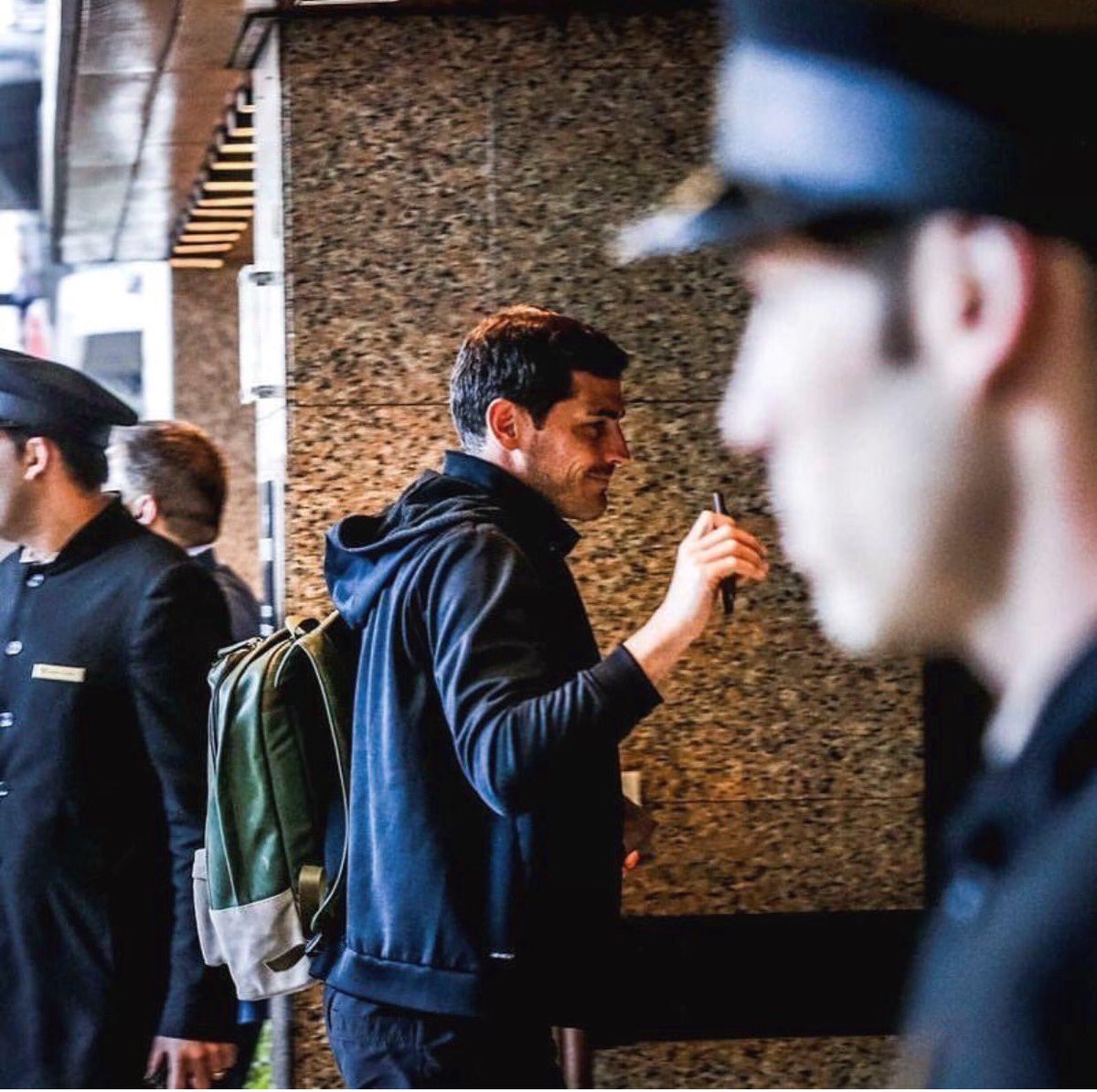 BismarkkCo's tweet photo. @IkerCasillas lo tiene claro!! 🎒🔝  
Feliz lunes!!! https://t.co/k7HvpzRqXh