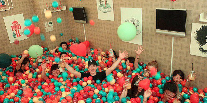 flashinfoma's tweet image. Ce bar accueille ses clients dans une piscine à balles géante bit.ly/2nSuWWj