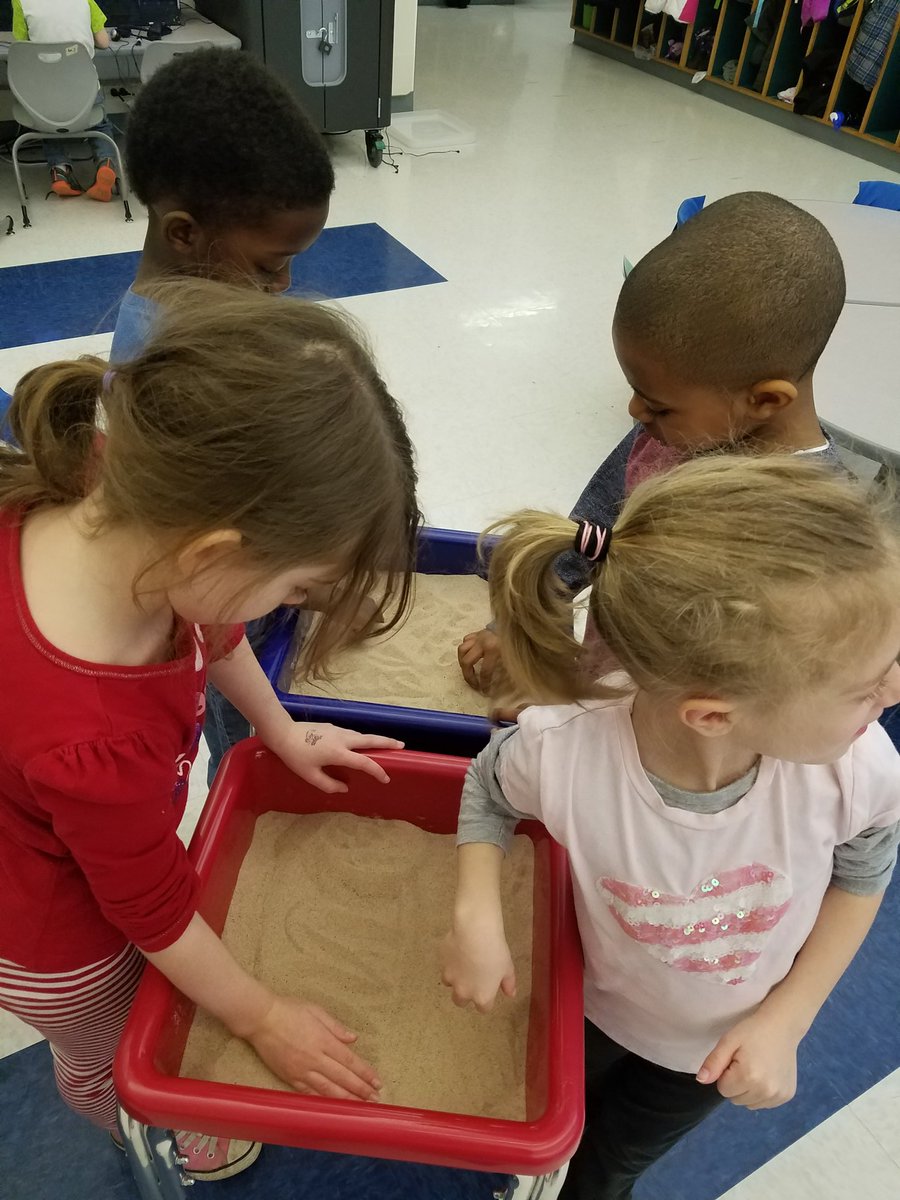 MsMcIntyreSL's tweet photo. Using our new sand tables to write our sight words! Learning using multiple intelligences! @syracuselatin @SyracuseSchools https://t.co/5iljMBgJOA