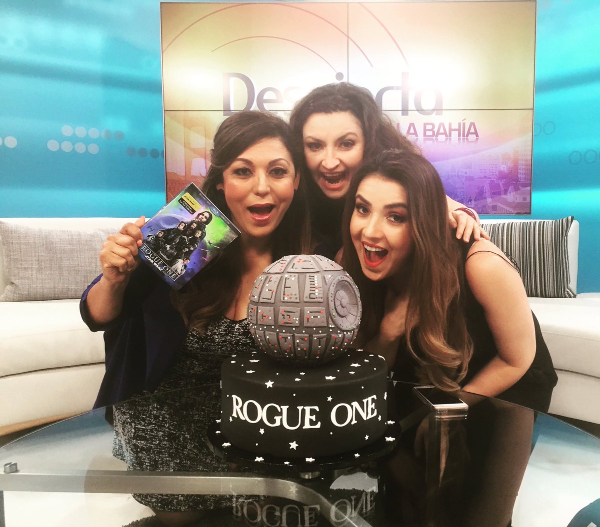 DespiertaADLB's tweet photo. Queremos pastel! #rogueone BluRay DVD sale a la venta mañana, no te la pierdas @DespiertaADLB #starwars https://t.co/q7CKE3n5MB