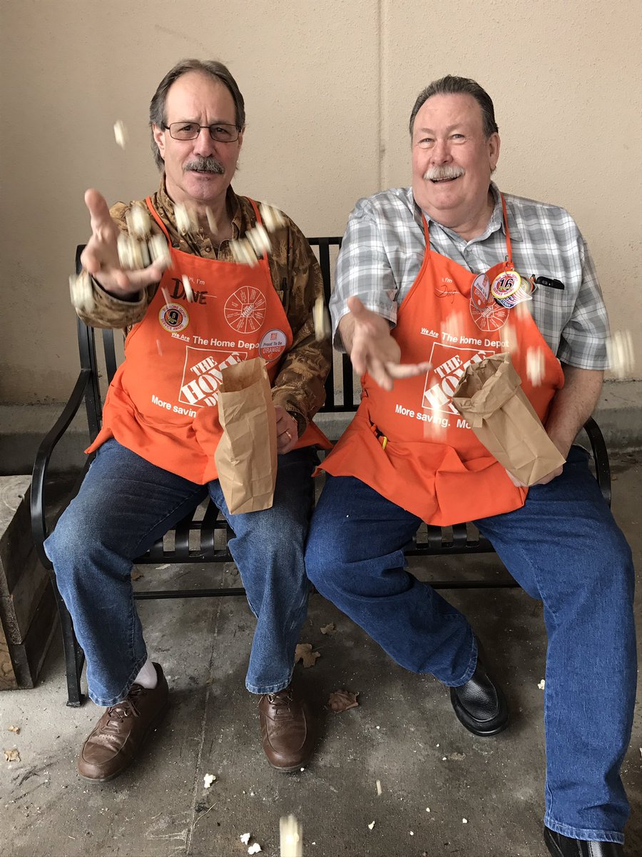 ReneeUphill's tweet photo. #typicaldayinrhinelander #oldguysfeedingbirds ❤️🦆 https://t.co/tyAstJSTPN