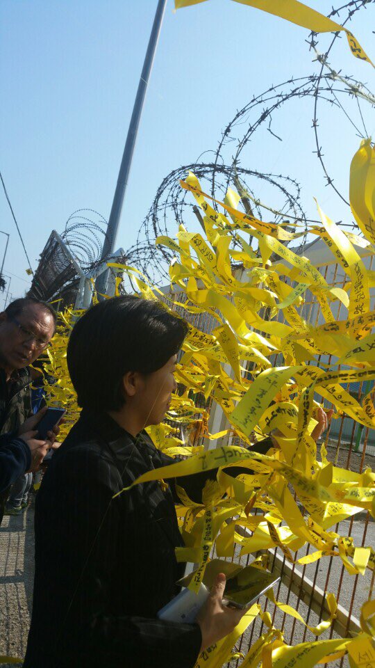 yangwork1's tweet image. 목포신항에 다녀왔습니다. 아..세월호. 이렇게 건질 수 있는 것을 이렇게나 오래 기다렸네요. 건져 올려진 세월호의 처참한 모습에 가슴으로 울었습니다. 미수습자 9분의 조속한 수습을 기원하며 노란 엽서 한 장도 적어 보냈습니다.