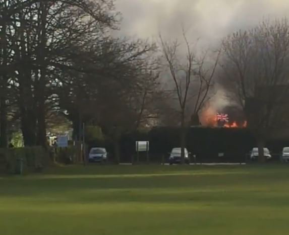 VIDEO: Flames devour disused village hall in Chessington surreycomet.co.uk/news/15200293.…