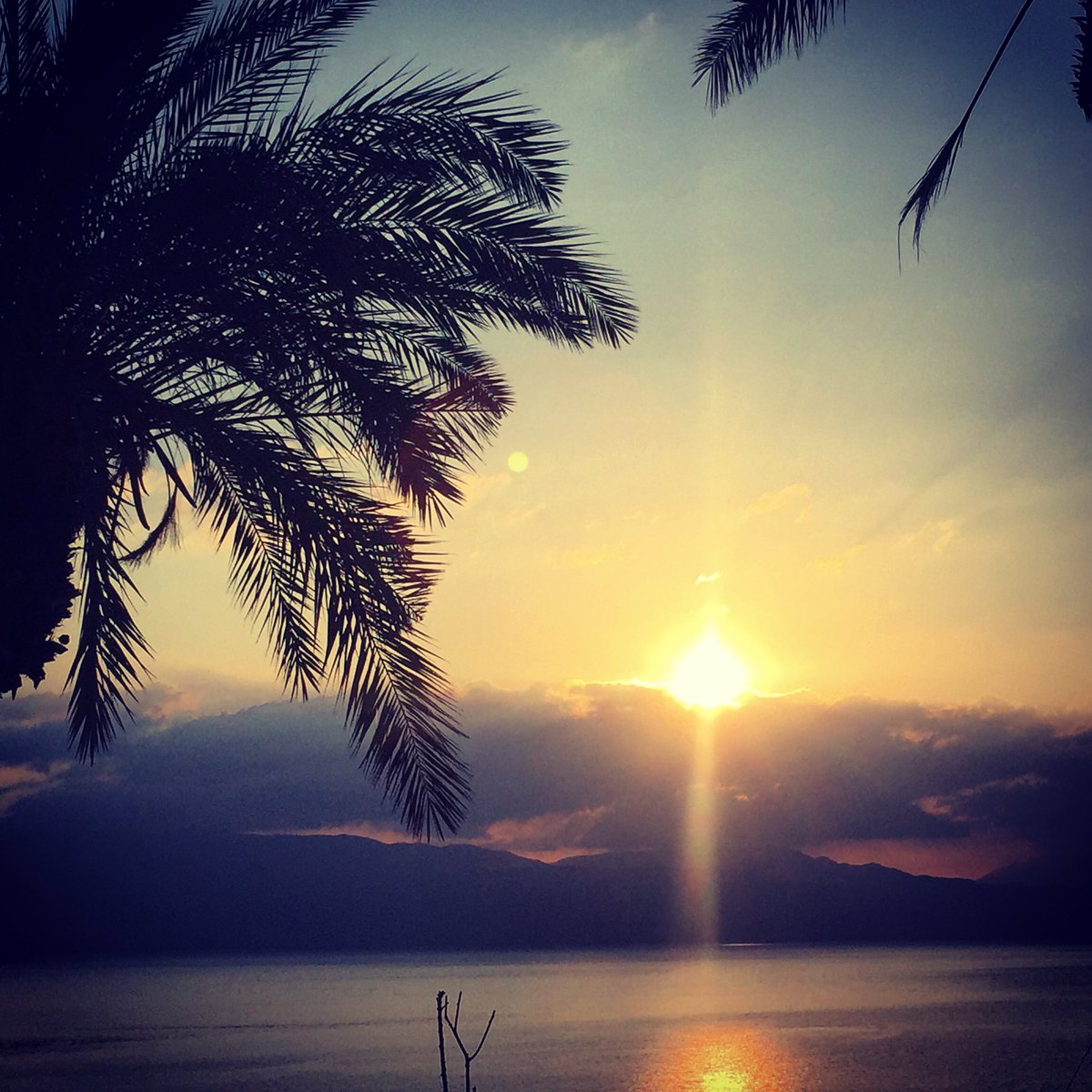 Eyal_Naor's tweet photo. That moment when the #sun rises above the #DeadSea https://t.co/fTD2YhM7vJ