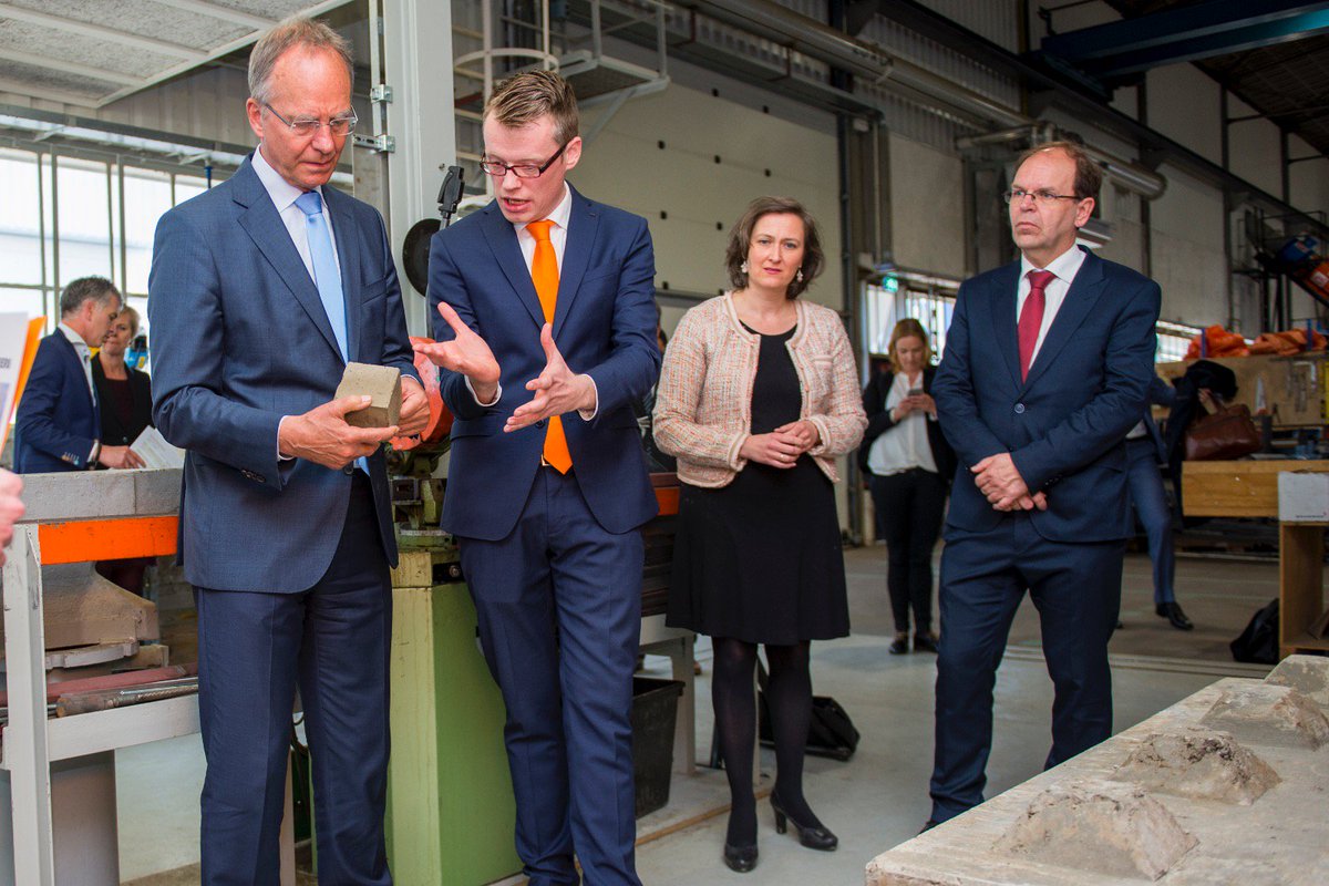 SmartDeltaDS's tweet photo. 'TIMA en NETICS zijn parels van maritieme innovaties'. Minister Kamp bezocht ze vandaag in de #Drechtsteden. https://t.co/AMfk8tebx0