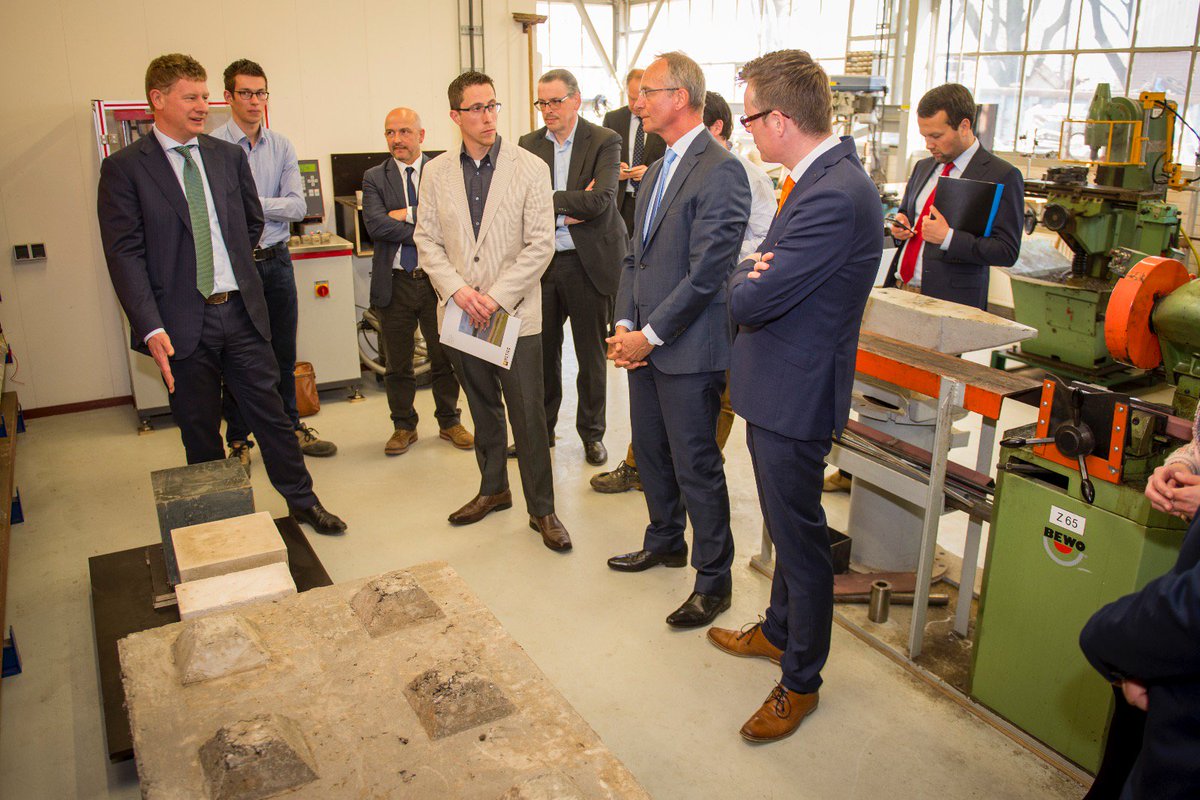 SmartDeltaDS's tweet photo. 'TIMA en NETICS zijn parels van maritieme innovaties'. Minister Kamp bezocht ze vandaag in de #Drechtsteden. https://t.co/AMfk8tebx0