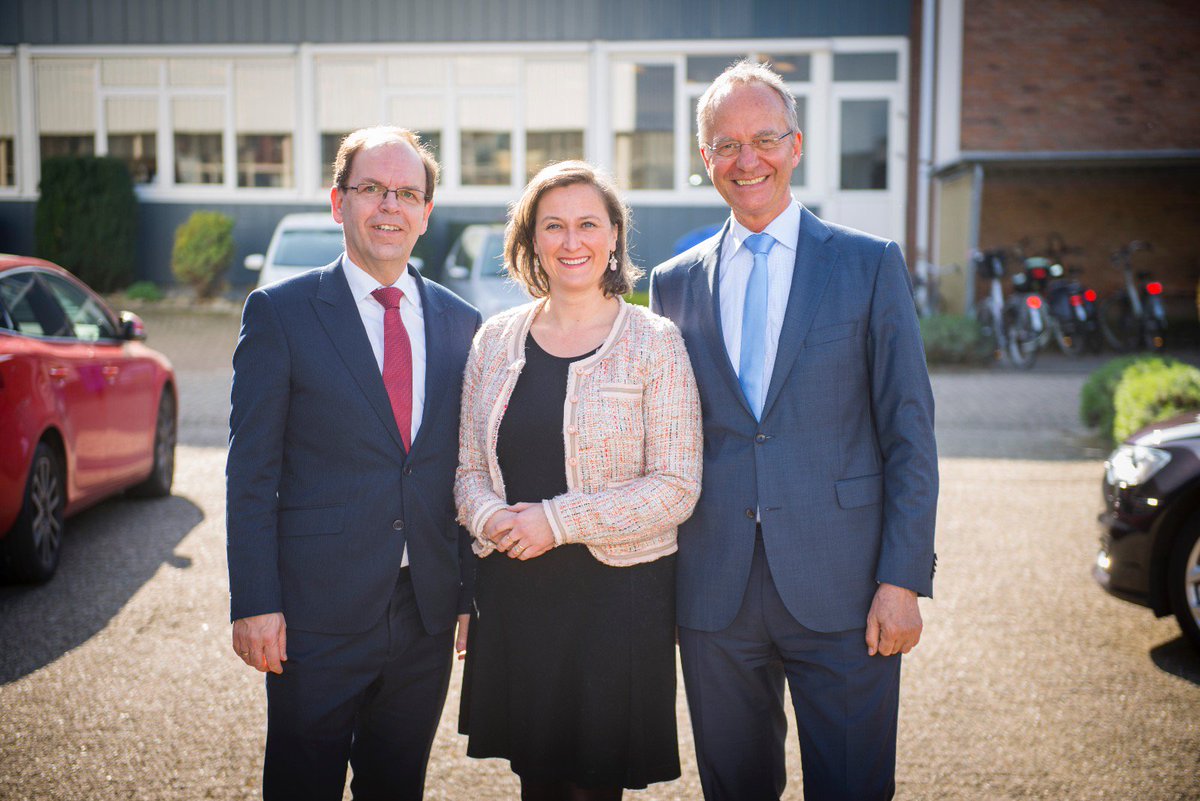 SmartDeltaDS's tweet photo. 'TIMA en NETICS zijn parels van maritieme innovaties'. Minister Kamp bezocht ze vandaag in de #Drechtsteden. https://t.co/AMfk8tebx0