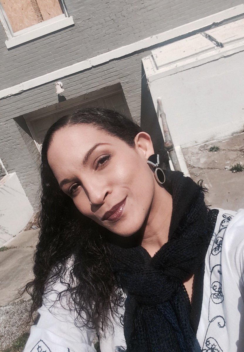 DianaraGold's tweet photo. Making use of my time, before filming, lol! #dervertrag #setlife #thedevushka👸🏽 #artistlife https://t.co/l2yZXb9zev
