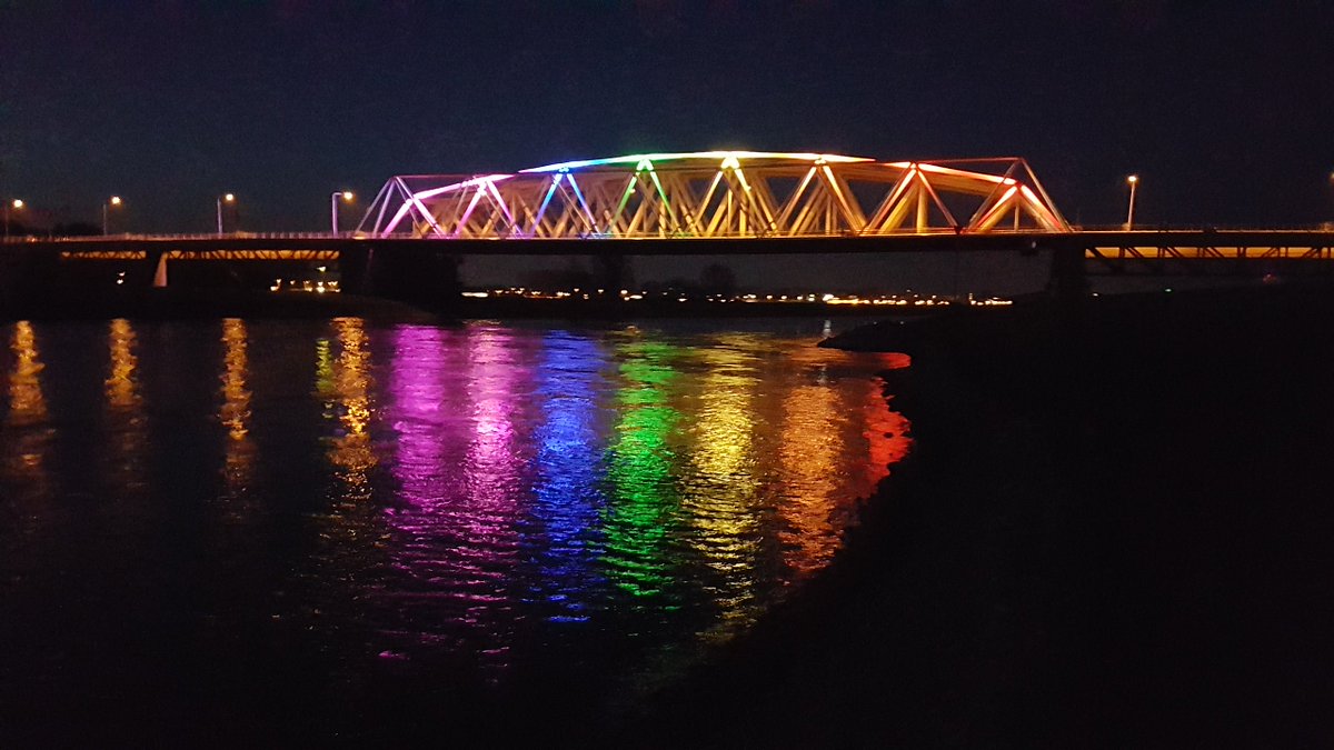De Westervoortse Brug is vanavond gehuld in regenboogkleuren om steun te betuigen aan het in elkaar geslagen homostel: