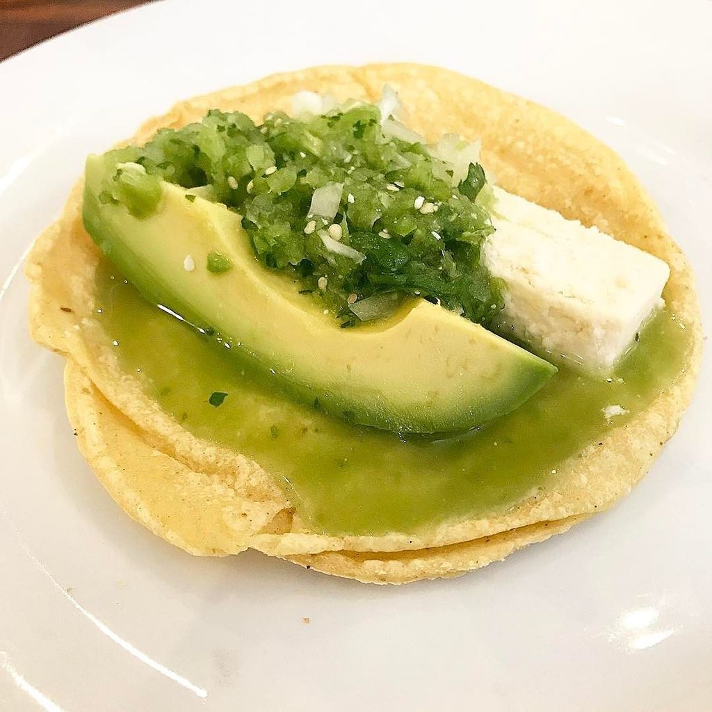 ClubTengoHambre's tweet photo. Aguacate + queso fresco taco topped w/ a molcajete-made green sauce in CDMX | #CTH #cdmx #clubtengohambre #mexicoc… https://t.co/aJH4VuIW0P https://t.co/IAvbnAIYc3